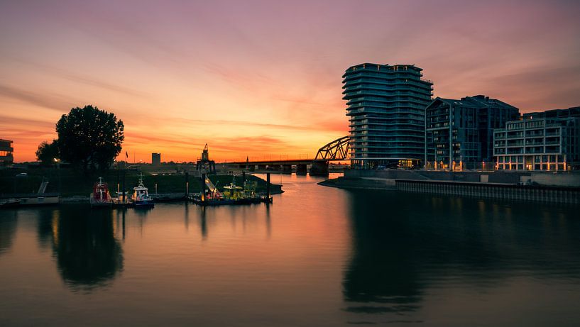 Kleurrijke zonsopgang bij de Handelskade, Nijmegen van Maarten Cornelis