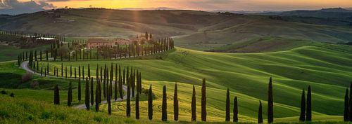 Ondergaande zon boven Agriturismo Baccoleno in Toscane