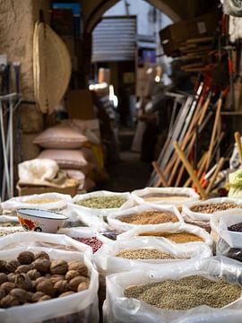 Kleurrijke kruiden in de souq van Nizwa, Oman van Teun Janssen