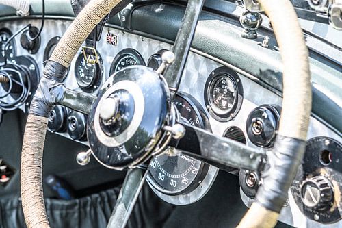 Vintage Bentley dashboard uit de jaren 20 met geborsteld aluminium