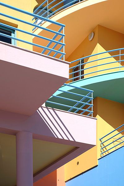 Farbenfrohe Gebäude in Albufeira, von Truus Nijland