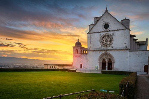Sint Franciscus van Assisi Basiliek bij zonsondergang. Umbrië, Italië.
