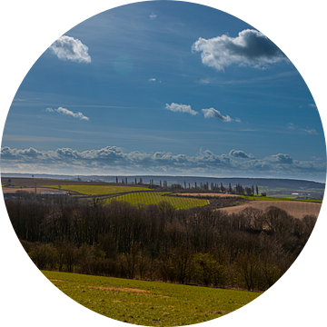 Eys, Zuid Limburg met uitzicht over de heuvels die je het gevoel van Toscane geven van Kim Willems