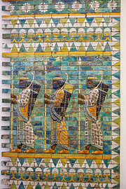 Drie krijgers op een oude muur uit Babylon