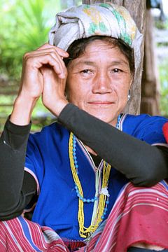 Oude vrouw in Thailand van Gert-Jan Siesling