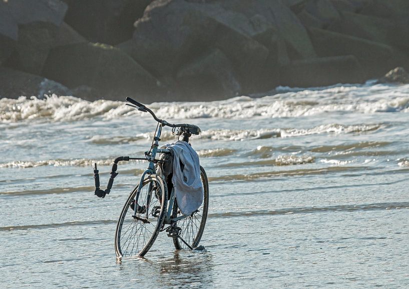Lonely in the waves by Ingrid Stoffels