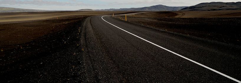 Verlaten weg in IJsland van Willem van den Berge