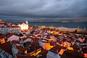 Lissabon bei Nacht mit seiner schönen Stadtkulisse und historischen Gebäuden