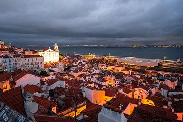 Lissabon bei Nacht mit seiner schönen Stadtkulisse und historischen Gebäuden von Leo Schindzielorz