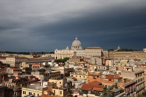 De stad Rome met een dreigende lucht