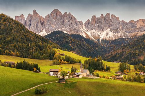 Het dorpje Santa Maddalena tegen de Odle bergketen in Italië
