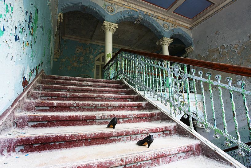 Verfallenes Treppenhaus in einem verlassenen Gebäude von Frank Herrmann