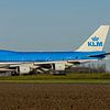 Avion de transport de passagers et de fret Boeing 747-400M de KLM. sur Jaap van den Berg