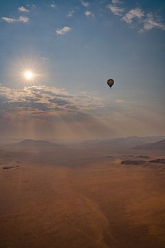 Luchtballonvaart over de Namib-woestijn in Namibië van Patrick Groß