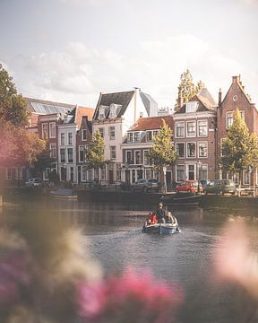 Sonniger Nachmittag an den Grachten in Leiden von Tes Kuilboer