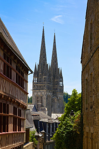 Between half-timbered houses and the cathedral