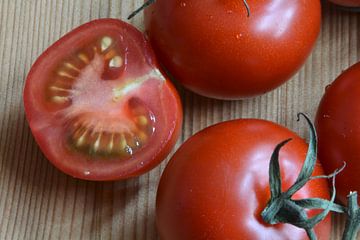 rijpe rode tomaten in tweeën gesneden