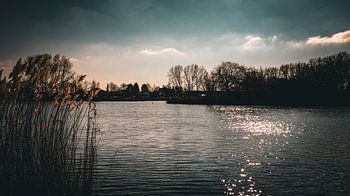 Paysage naturel reposant : un ciel d'un bleu profond au-dessus d'un lac tranquille et de beaux reflets dans l'eau