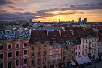 Malerischer Sonnenuntergang über der historischen Altstadt von Warschau, Polen