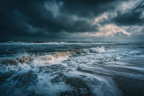 golven aan de kust tijdens de storm