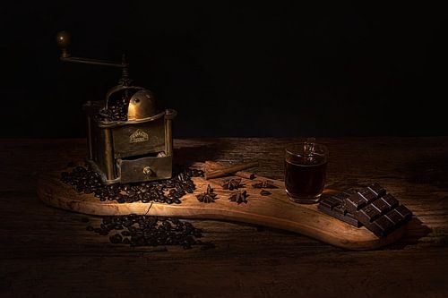 Gradients in braun .Stilleven met koffiemolen in bruintinten.