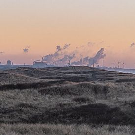 Industrie vs. Natur | Sonnenuntergang gesehen von Castricum-Egmond bis Tata Steel IJmuiden von Rutger van der Klip