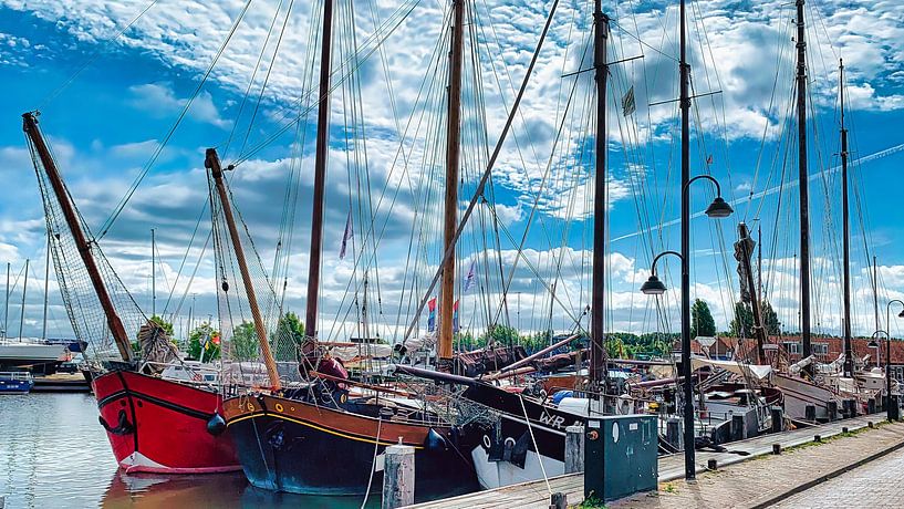 Segelschiffe im Hafen von Monnickendam von Digital Art Nederland