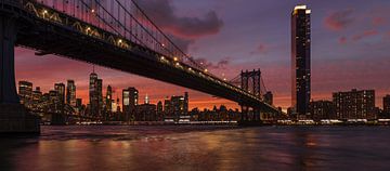 Skyline van Manhattan en Manhattan Bridge bij zonsondergang, New York, USA van Markus Lange