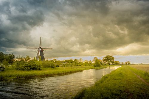 Mill de Zwaan sous d'épais nuages