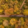 Luchtfoto van het Miljoenenlijntje tijdens de herfst in Zuid-Limburg van John Kreukniet