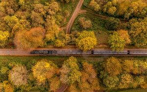 Luchtfoto van het Miljoenenlijntje tijdens de herfst in Zuid-Limburg van John Kreukniet