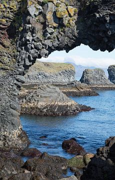 Des rochers dans la mer en Islande sur Menno Schaefer