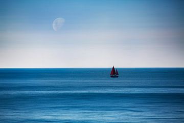 Zeilboot passeert de maan in Hossegor, frankrijk van Joëlle de Vries