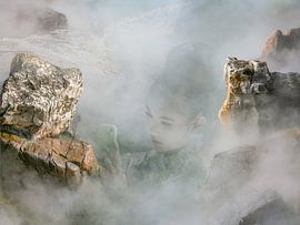 Die Nachricht. Thailändisches Mädchen mit ihrem Handy. von Alie Ekkelenkamp