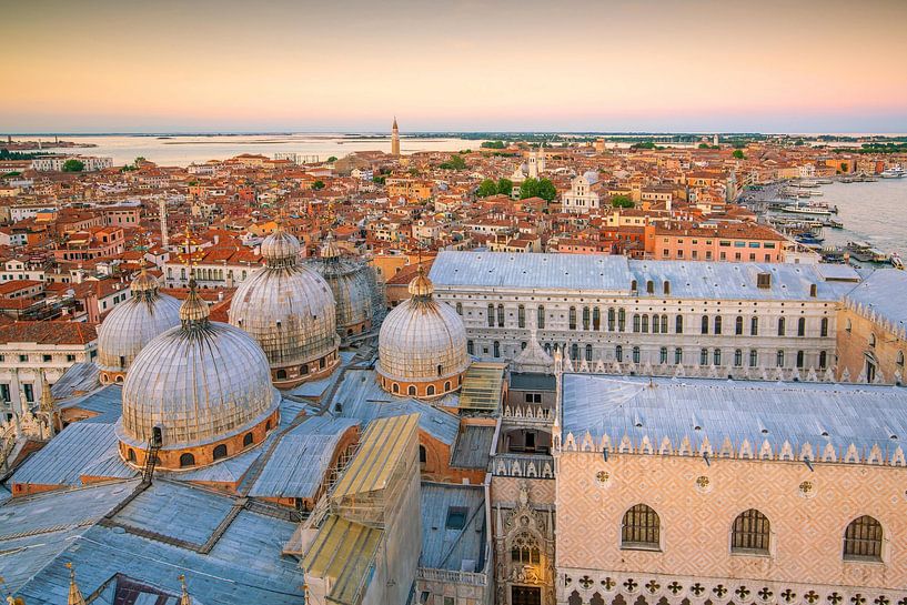 Die Markuskuppeln von oben, Venedig, Italien von Aloke Design
