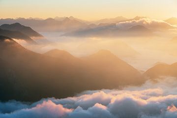 Een ochtend boven de wolken op Herzogstand van Daniel Gastager