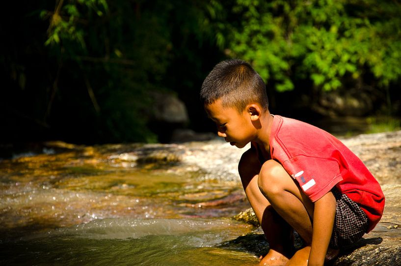 Jongetje aan water par Olivier Van Acker