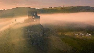 Zonsopkomst Corfe Castle, Dorset, Engeland van Henk Meijer Photography