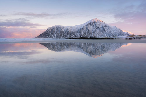 Winterliche Spiegelung bei Skagsanden, Lofoten