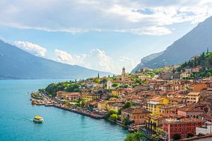 Das sonnenbeschienene Limone sul Garda, ein buntes Dorf inmitten des Gardasees