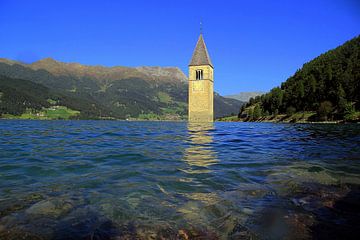 Kerktoren in Reschensee van Patrick Lohmüller