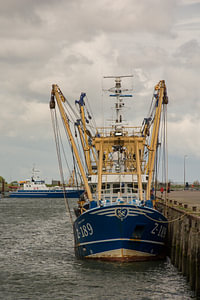 Schiffe an einem verlassenen Kai im Hafen von Lauwersoog
