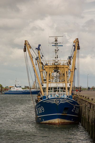 Ships at an abandoned quay in the port of Lauwersoog by scheepskijkerhavenfotografie