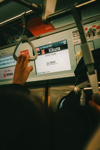 Onderweg in Tokio: Moderne metrorit naar Kikuna