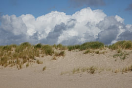 Jeu de nuages au-dessus du sable – Douce poésie côtière – Photographie sur Nordlicht Atelier