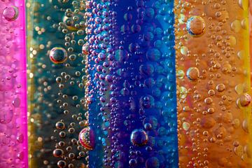 des pailles colorées avec des perles d'eau sur Jürgen Wiesler