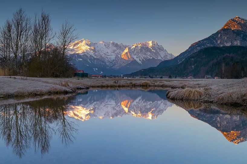 Spiegeling van het Wetterstein-gebergte in de Farchant-biotoop van Markus Weber