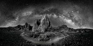 Vue nocturne de la Voie lactée à Ténériffe en noir et blanc sur Manfred Voss, Schwarz-weiss Fotografie