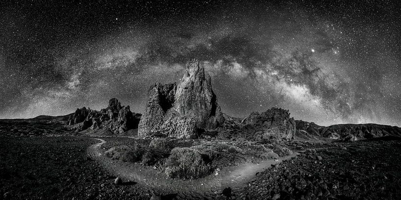 Nachtaufnahme der Milchstrasse auf Teneriffa in schwarzweiss von Manfred Voss, Schwarz-weiss Fotografie