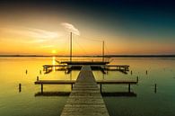 Steg mit Segelboot im Sonnenuntergang von Frank Herrmann Miniaturansicht